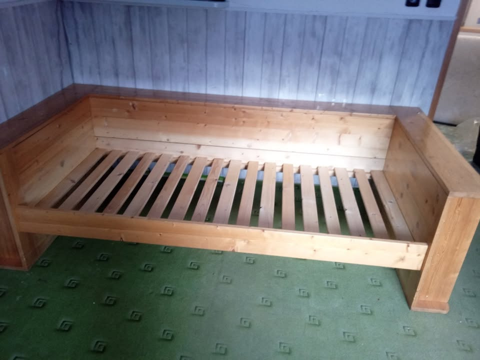 Studentská postel z masivu - 2