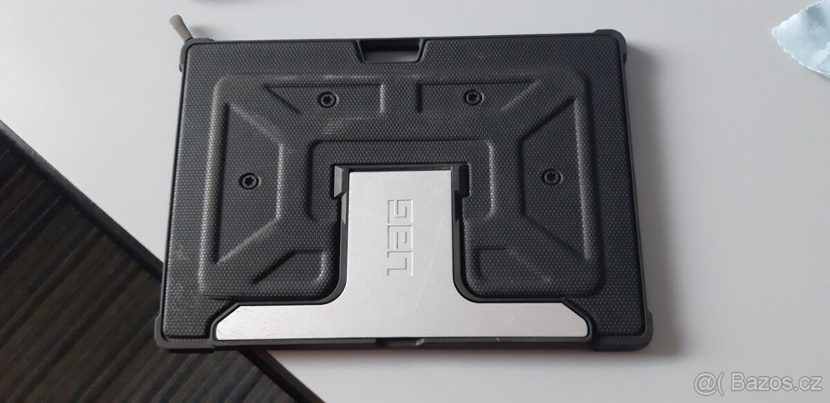 UAG kryt - obal na Surface. - 2
