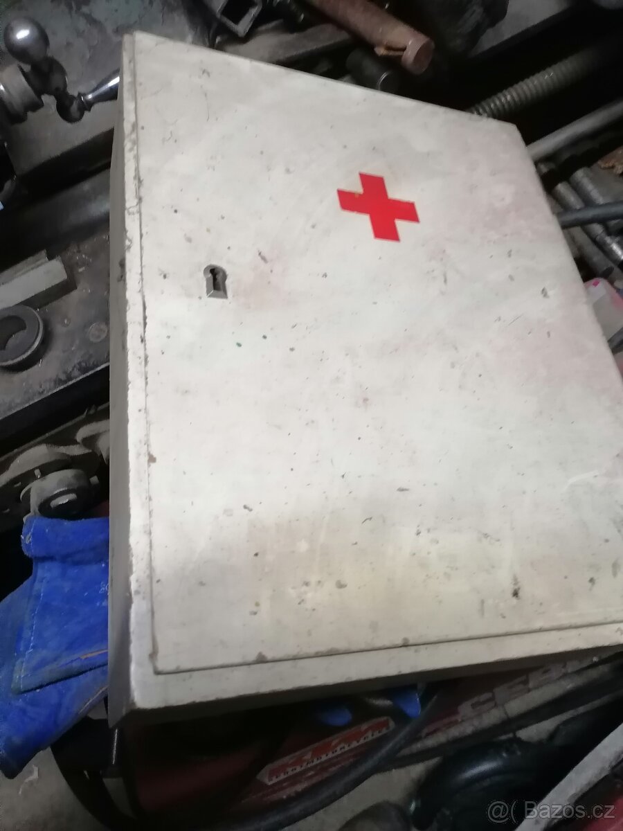 Lekárnička dřevěná nástěnná RETRO z - 2