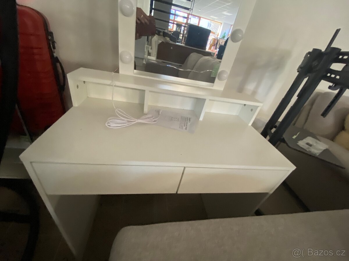 Toaletní stolek osvícený - 2