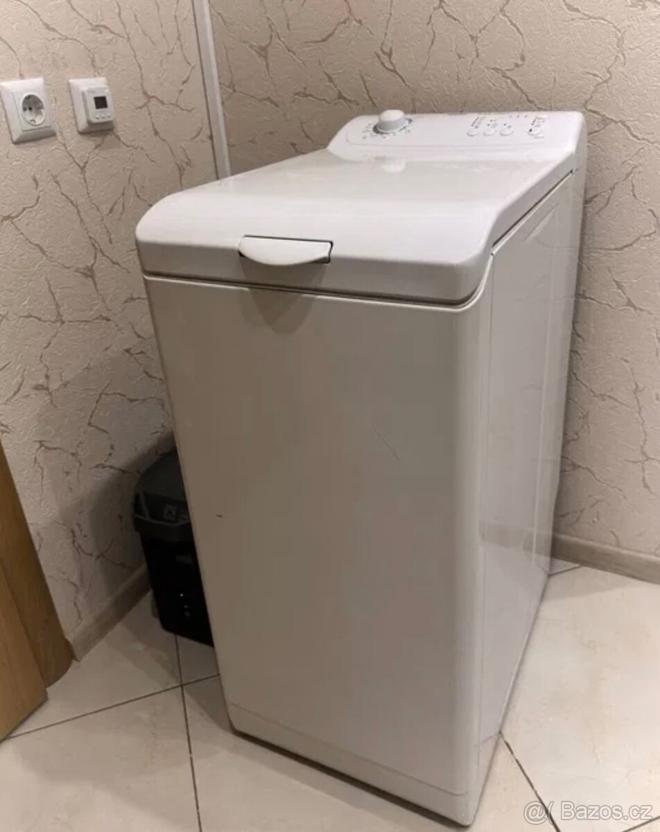 Vrchem plněná zanussi pračka 6kg - 2