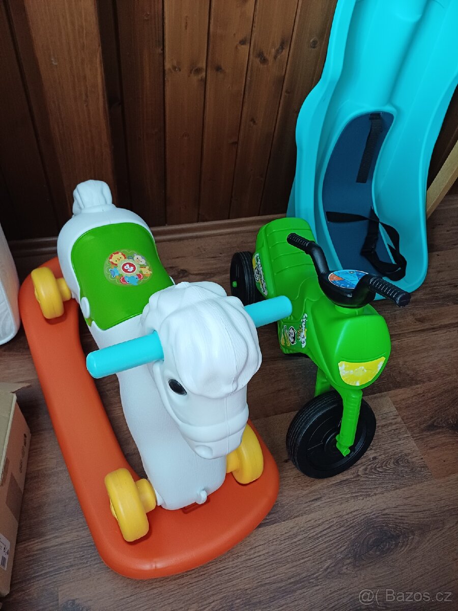 Dětská stolička Ikea a hračky pro děti - 2