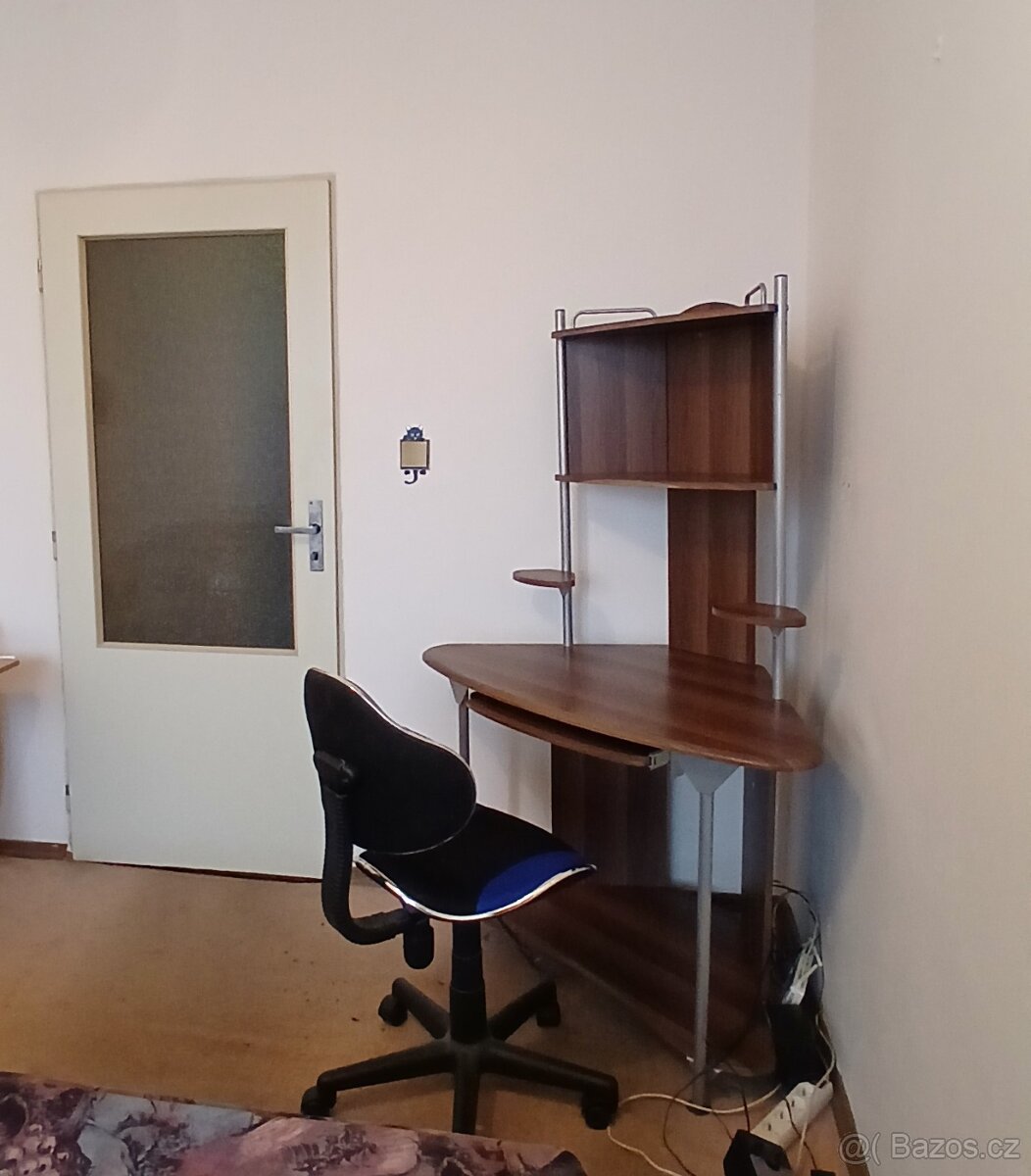 Rohový pracovní stůl s policí vhodný pro PC - 2