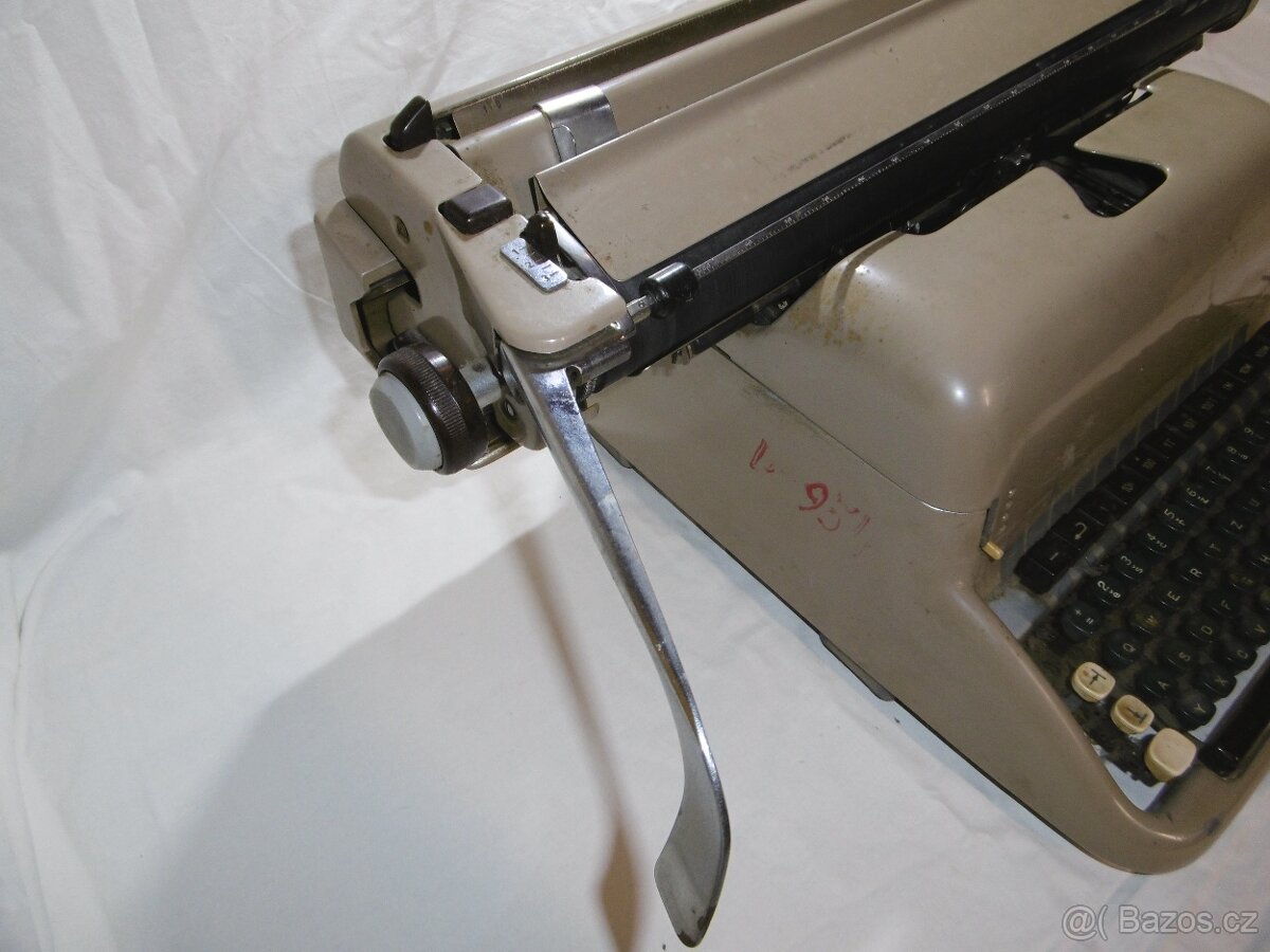 psací stroj starý retro - 2