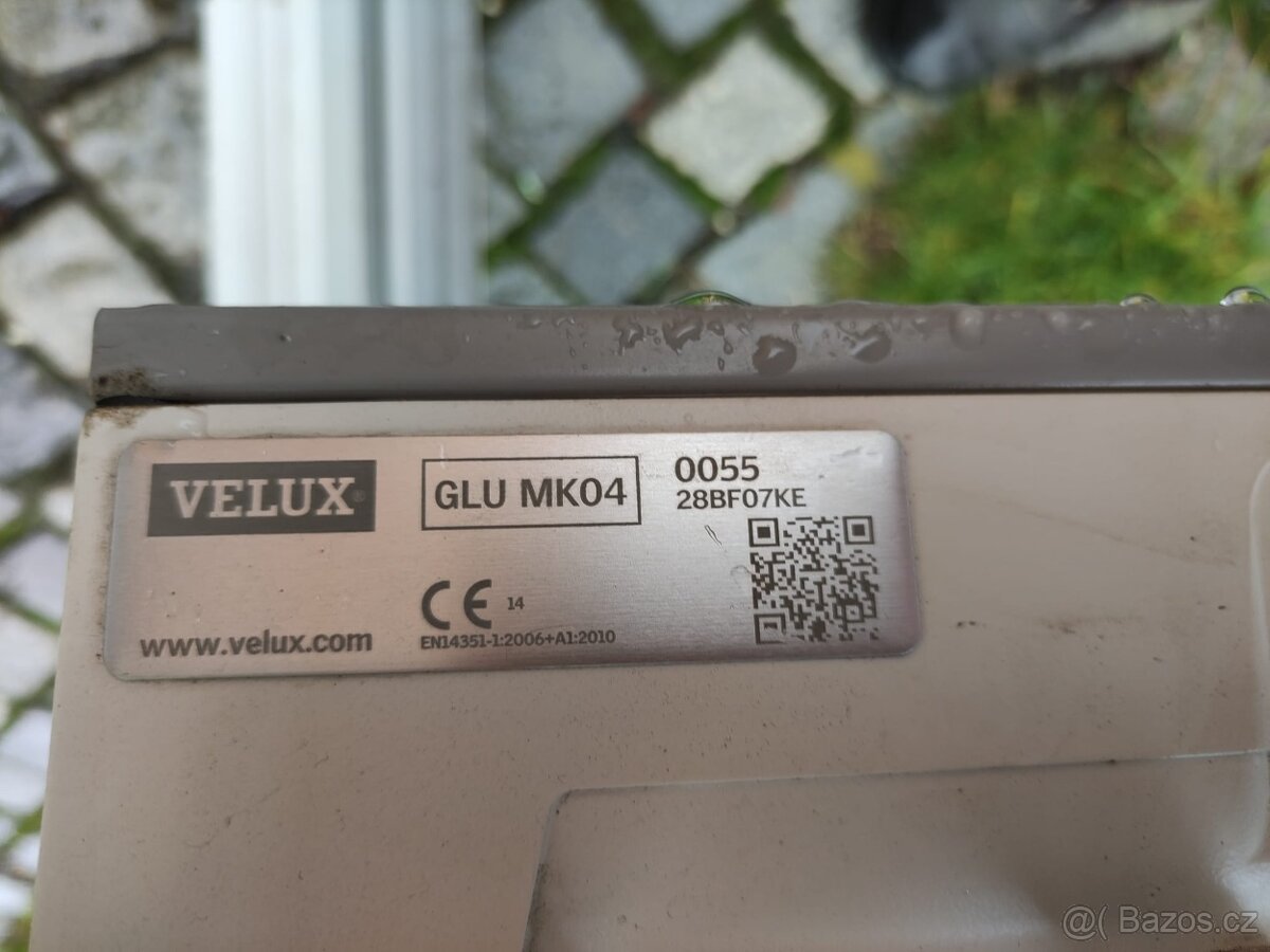 Střešní plastové okno Velux kyvné MK04 78×98 cm bílé - 2
