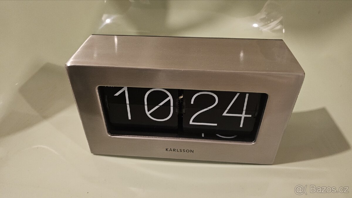 Překlápěcí hodiny Karlsson Boxed Flip
- 2