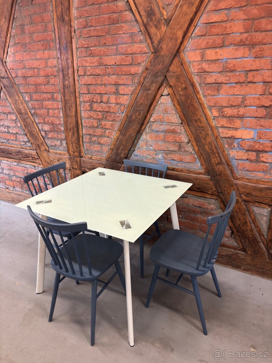 Skleněný jídelní stůl - 2