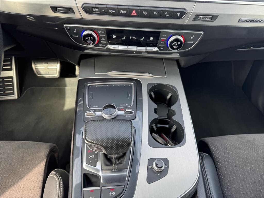 Audi Q7 3,0TDi 200kw,S-Line,ČR,1.Majitel,120tkm,DPH - 2