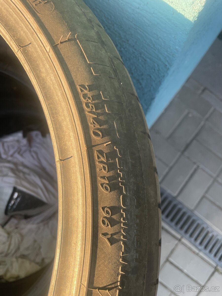 Letní pneu 235/40/19 - 2