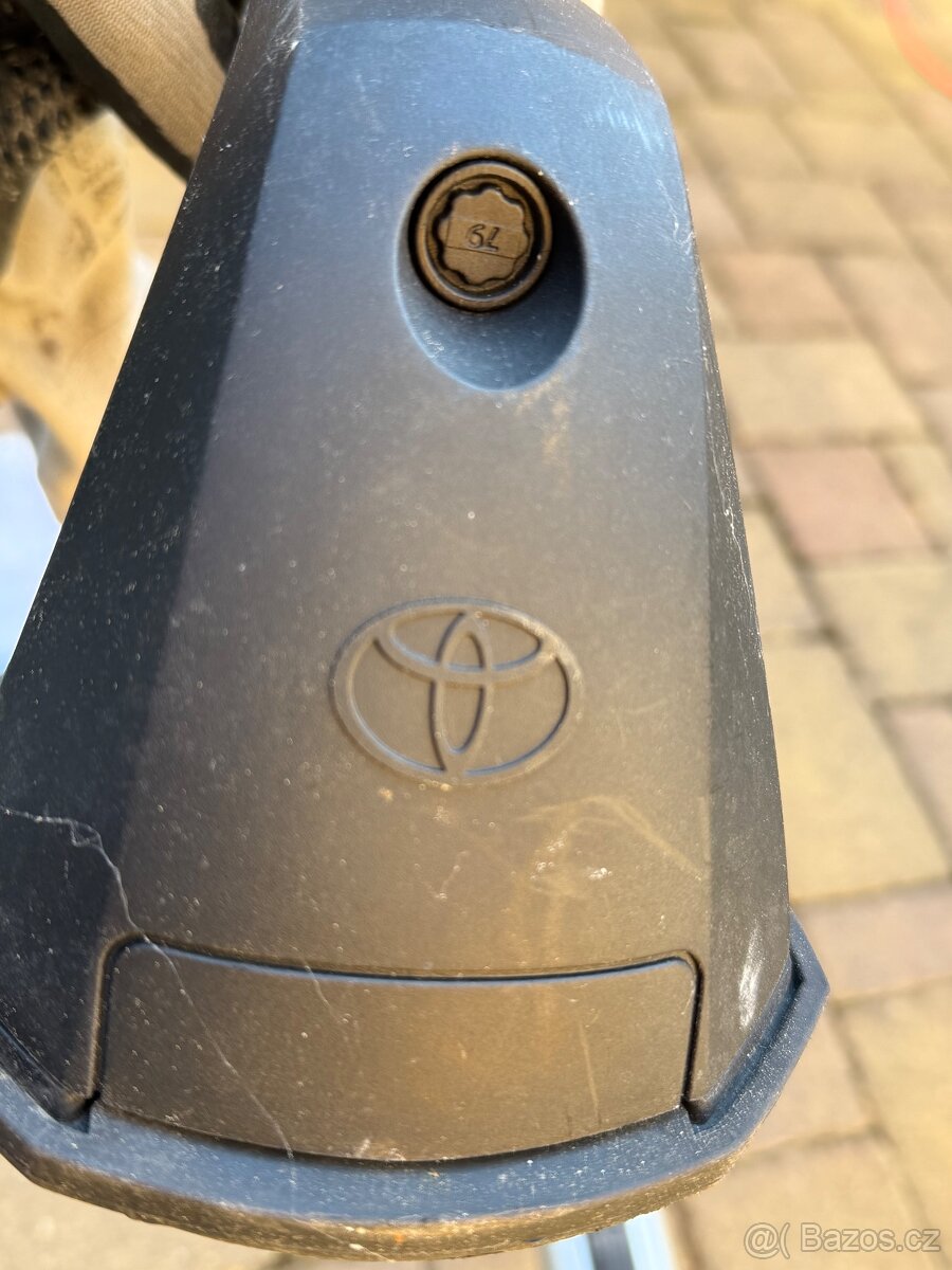 Toyota Land Cruiser V8, 200 příčníky