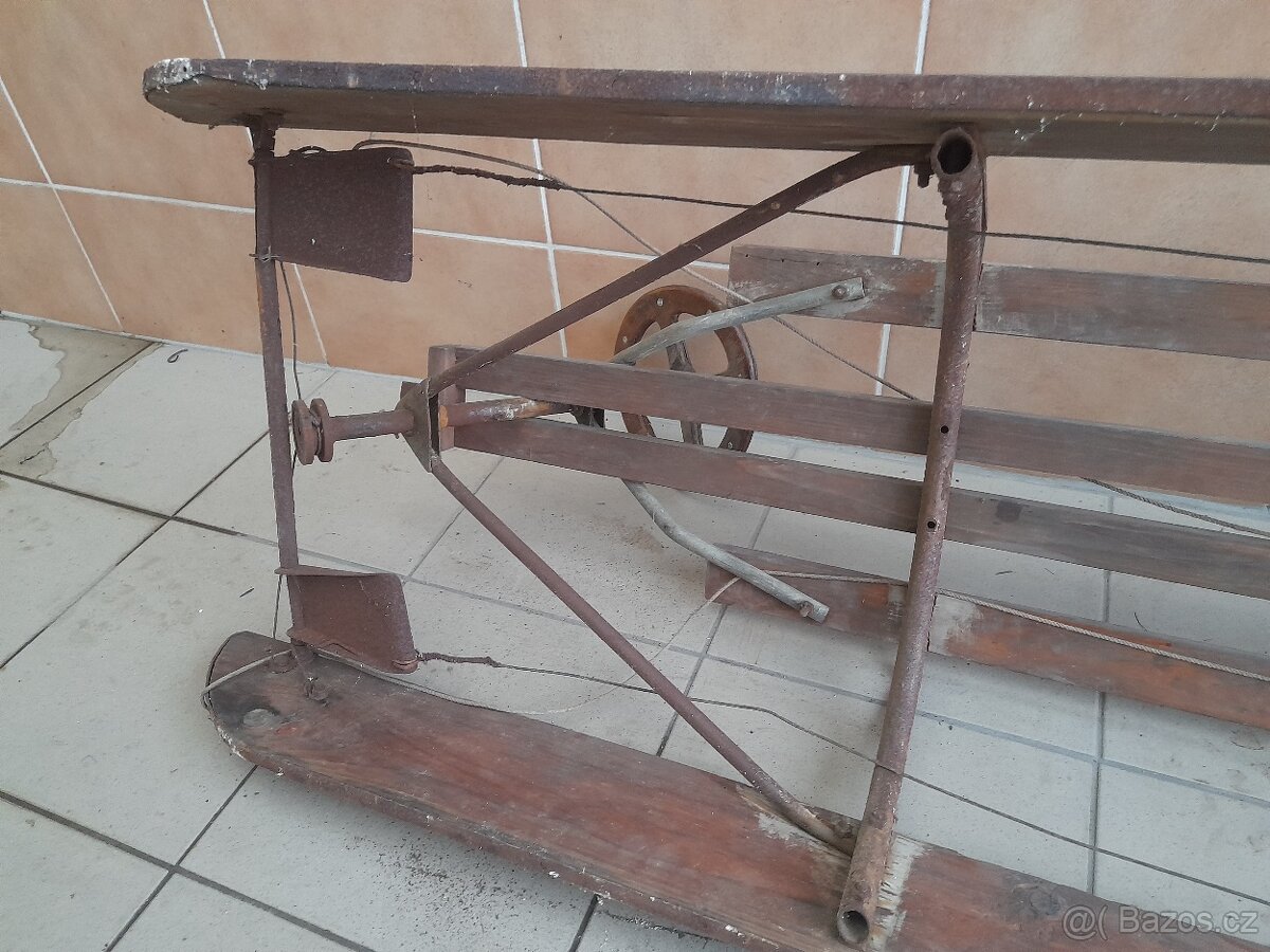 Staré sáně s volantem - 2