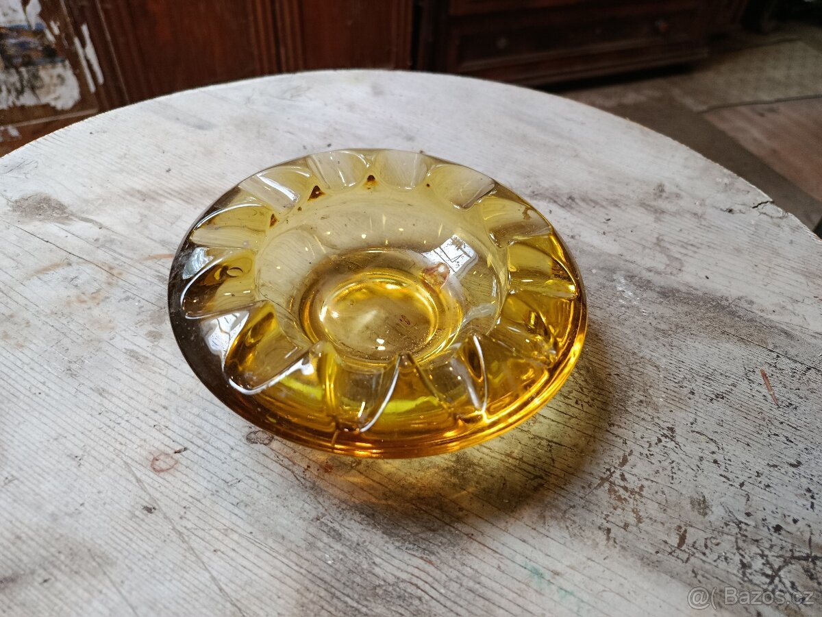 Retro Skleněný Popelník – Broušené Sklo v Barvě Amber - 2