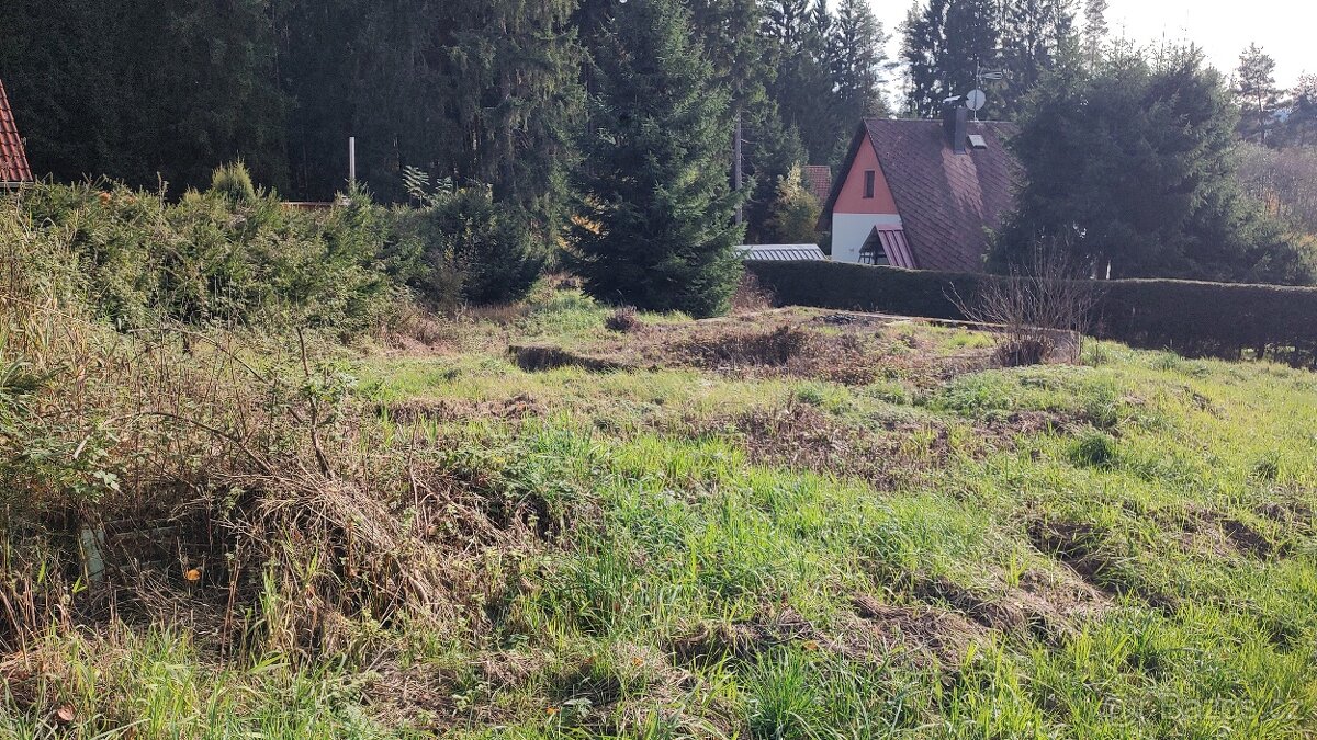 Prodej stavebního pozemku 900 m² s výhledem na jezero - 2