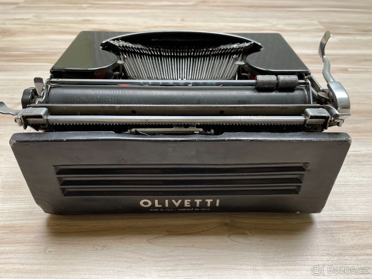Starý psací stroj OLIVETTI - 2