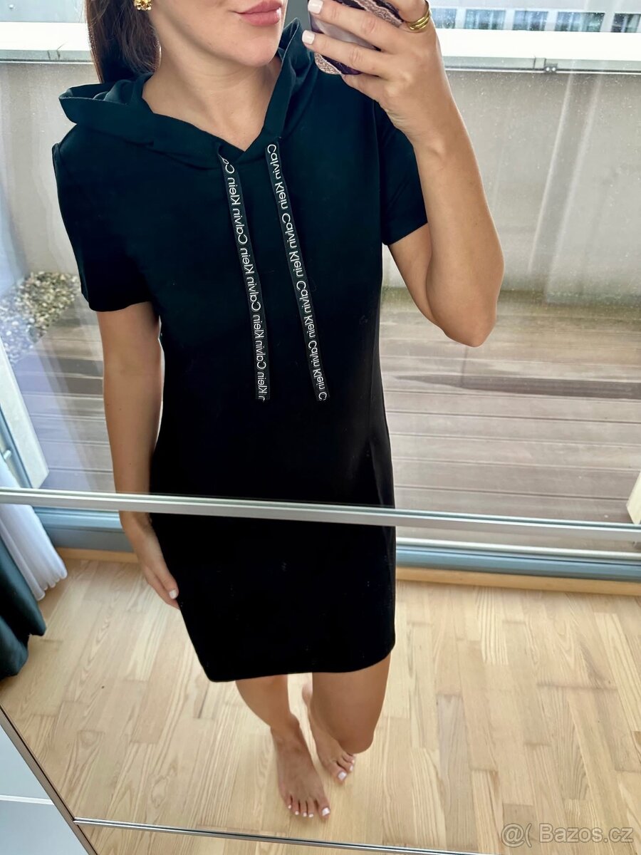 CALVIN KLEIN ČERNÉ ŠATY S KAPUCÍ - 2