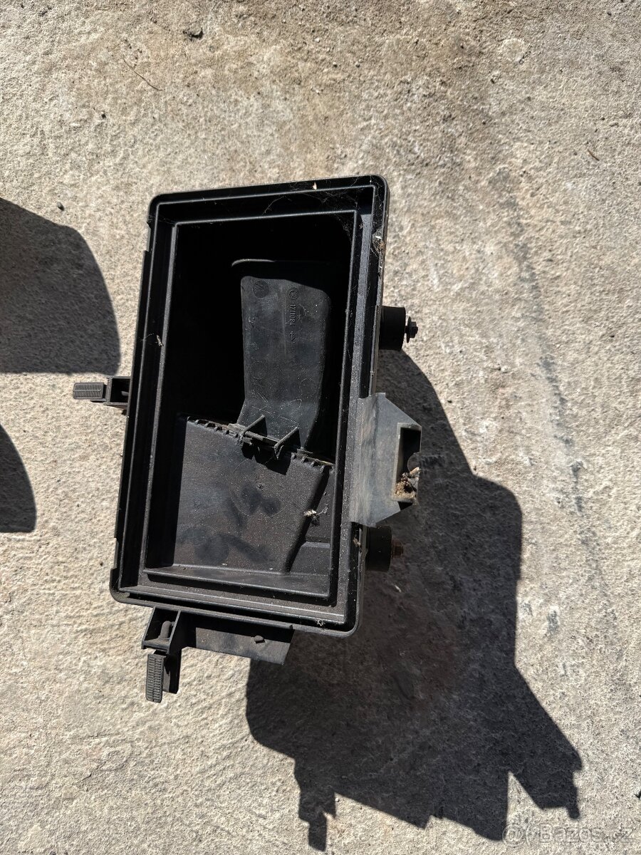 E30 325i - vršek filtrboxu - 2