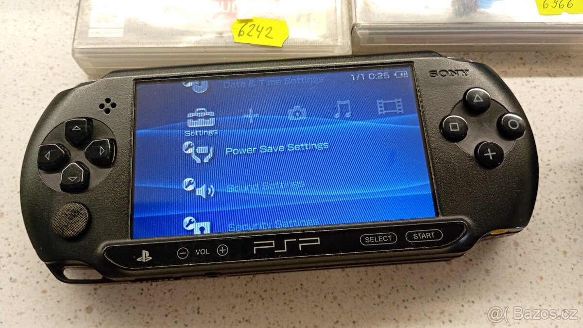 PSP + 3 hry + příslušenství - 2