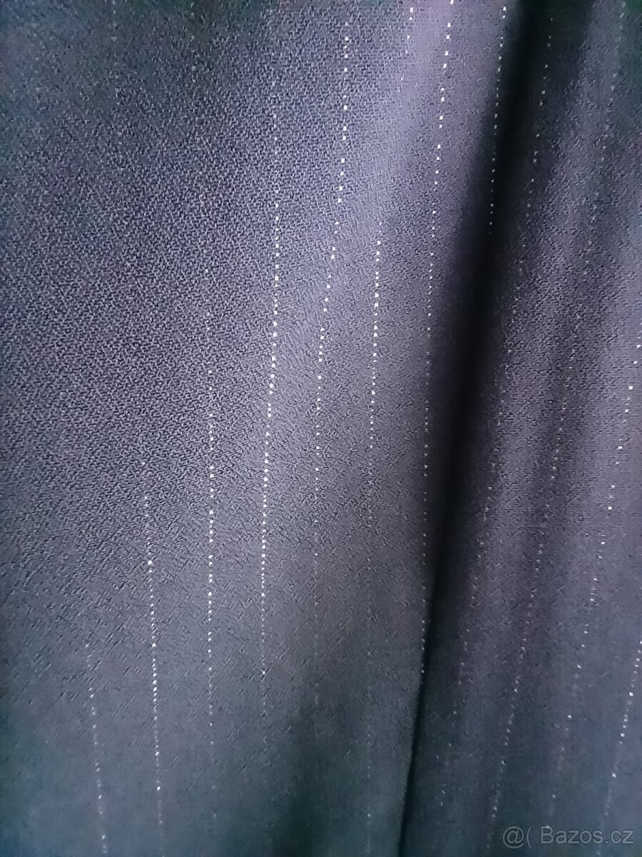 Společenský kalhotový modrý kostým se stříbrnou nitkou - 2