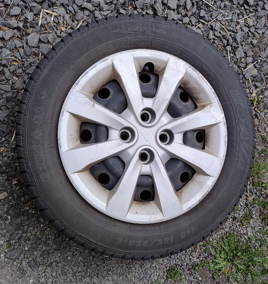 Plechové disky a poklice KIA + zimní pneu SAVA - 2