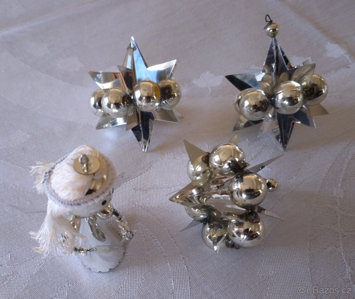 tři stříbrné vánoční ozdoby a andělíček - 2