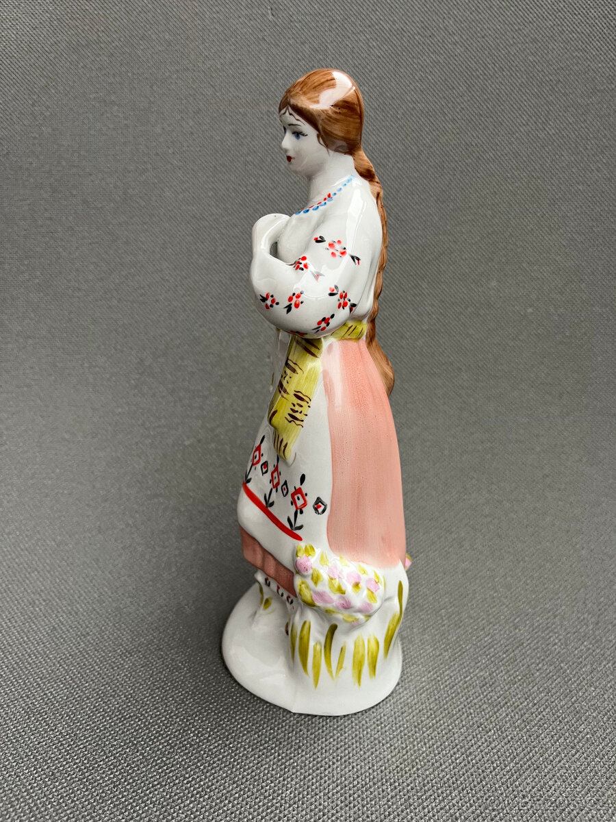 Sběratelská soška Dívka v kroji 23 cm, Polonne USSR - 2