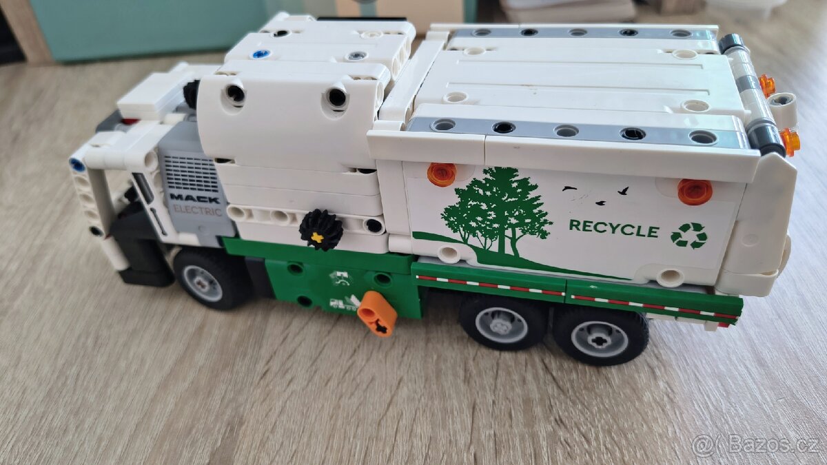 Lego technic 42167, popelářský vůz Mack, auto - 2