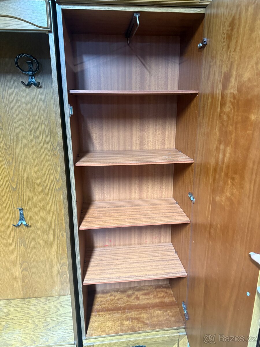 Předsíňová rustikální stěna - 2