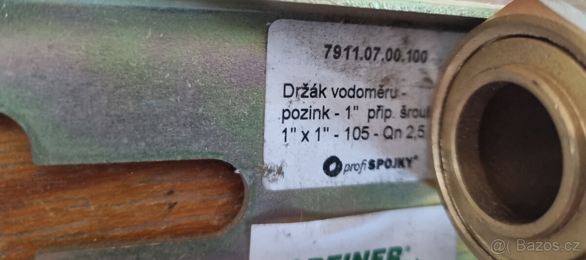Držák vodoměru 1" rozteč 105mm - 2