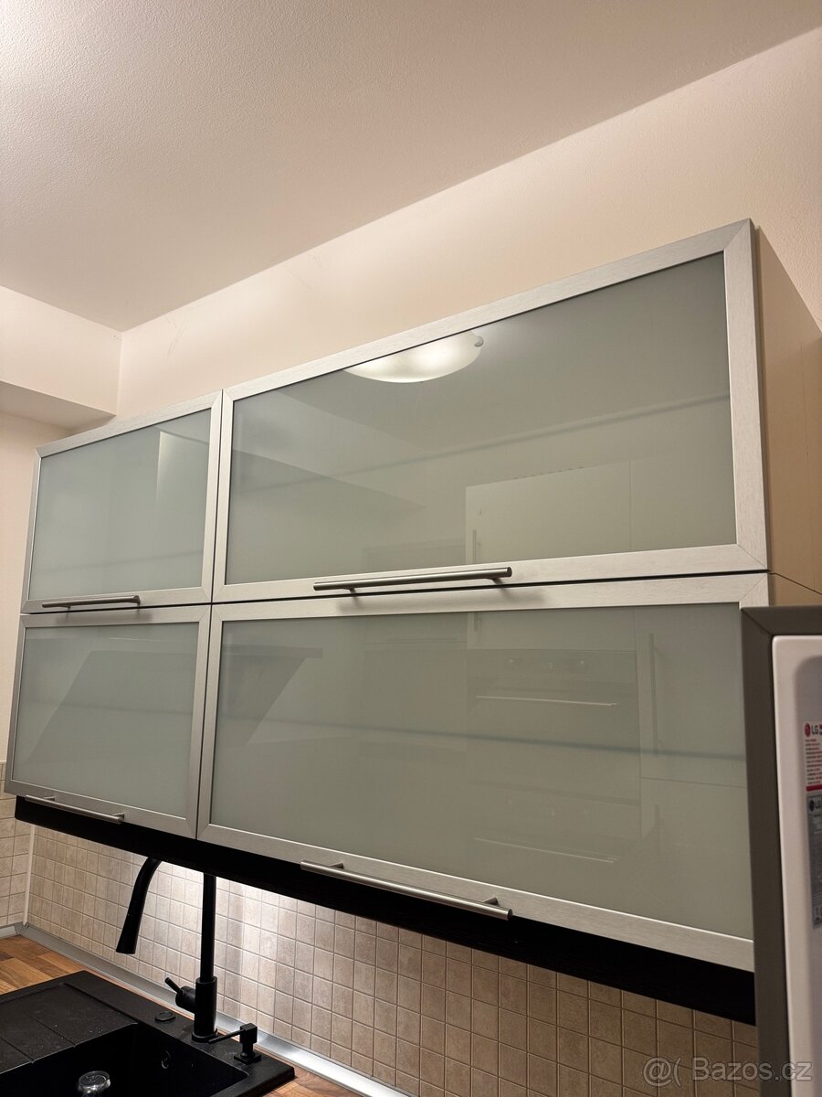 Prodám kuchyňské horní skříňky – sklo/kov - 2