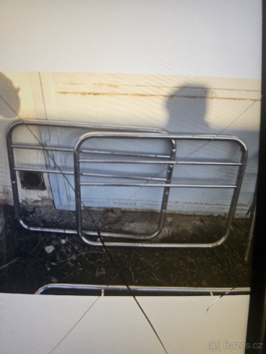 2x postel halabala, 2x židle Philippe, koberec ,květináč - 2