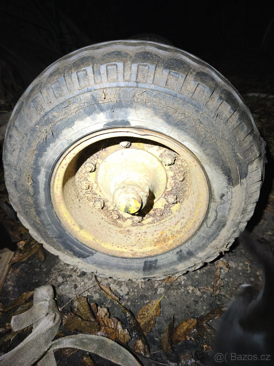 Náprava ze sběracího vozu horal, pneu 10.0/75-15.3 - 2