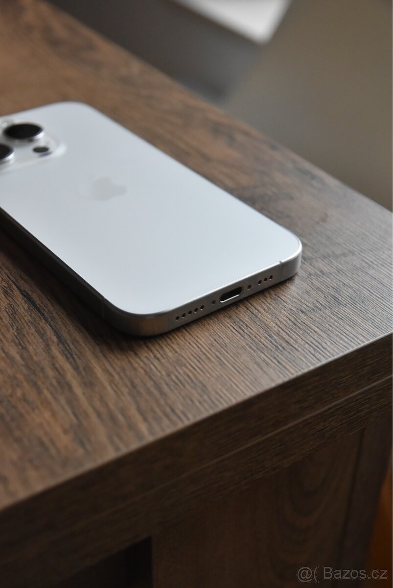 iPhone 15 Pro 256GB v barvě Natural Titanium. - 2
