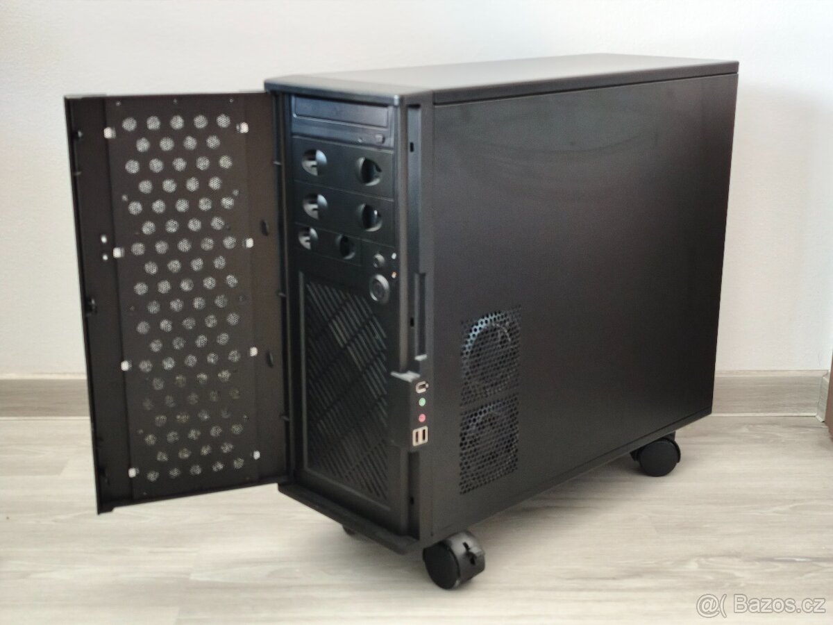 PC skříň (case) Chieftec se zdrojem a kolečky - 2