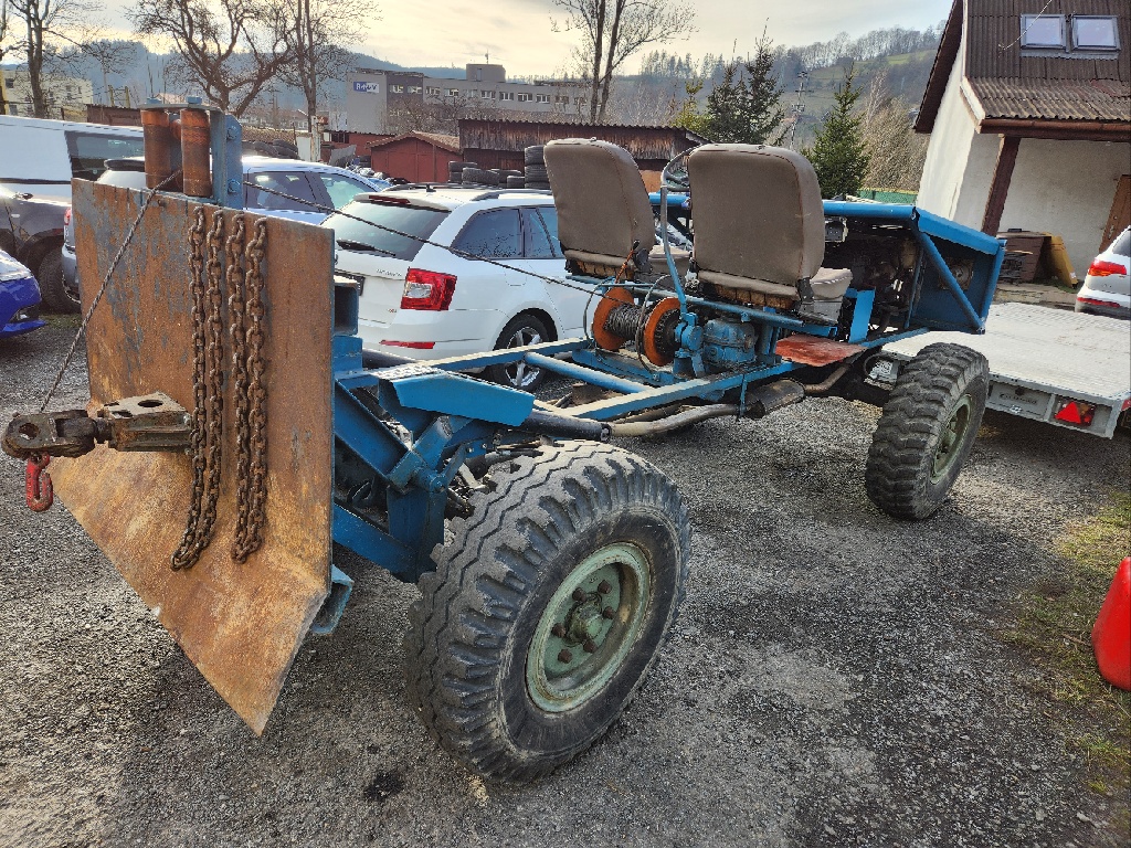 Traktor /Tatra 805-podvozek bez úprav/.naviják,rampa