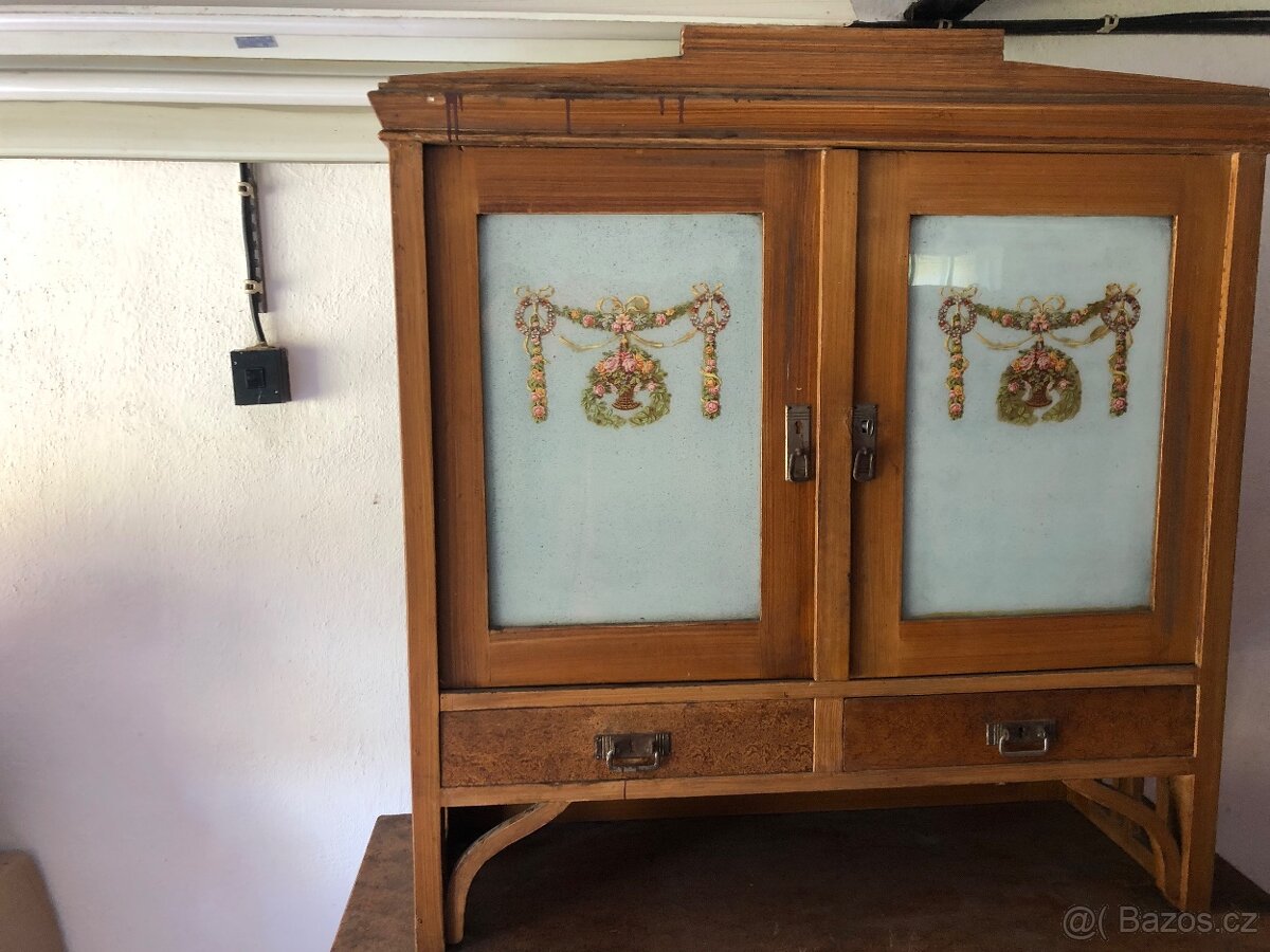 Starožitný kuchyňský kredenc - 2