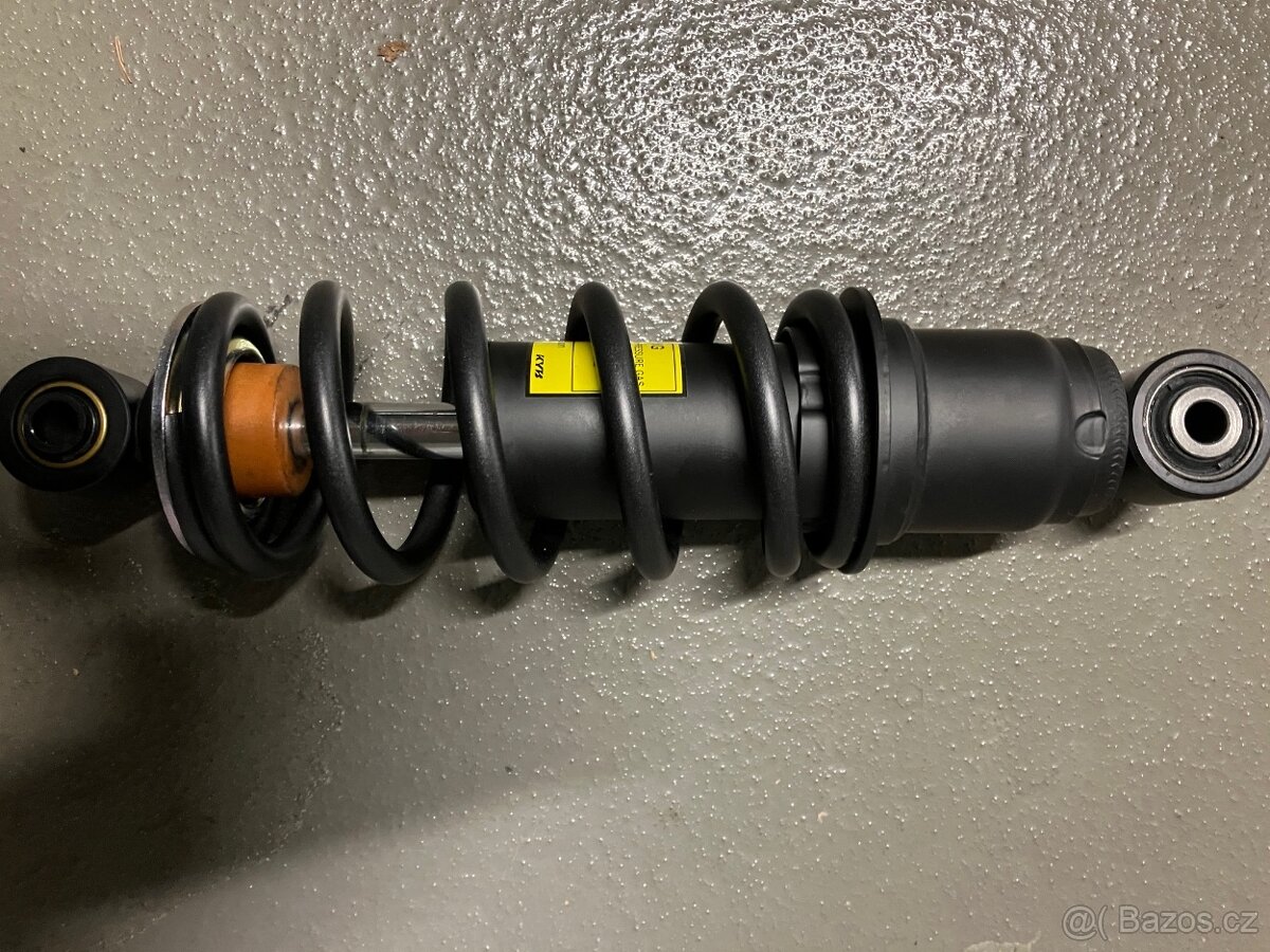 Triumph Bonneville Bobber 2022 zadní tlumič - 2