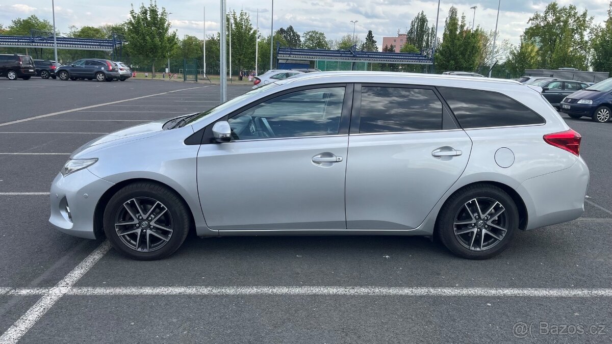 TOYOTA Auris TS 1,6 benzín - 2