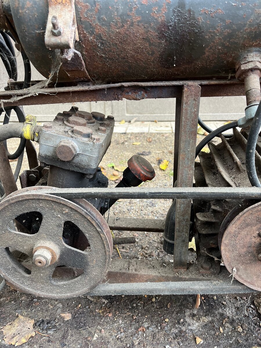 Funkční starší pístový kompresor - 2