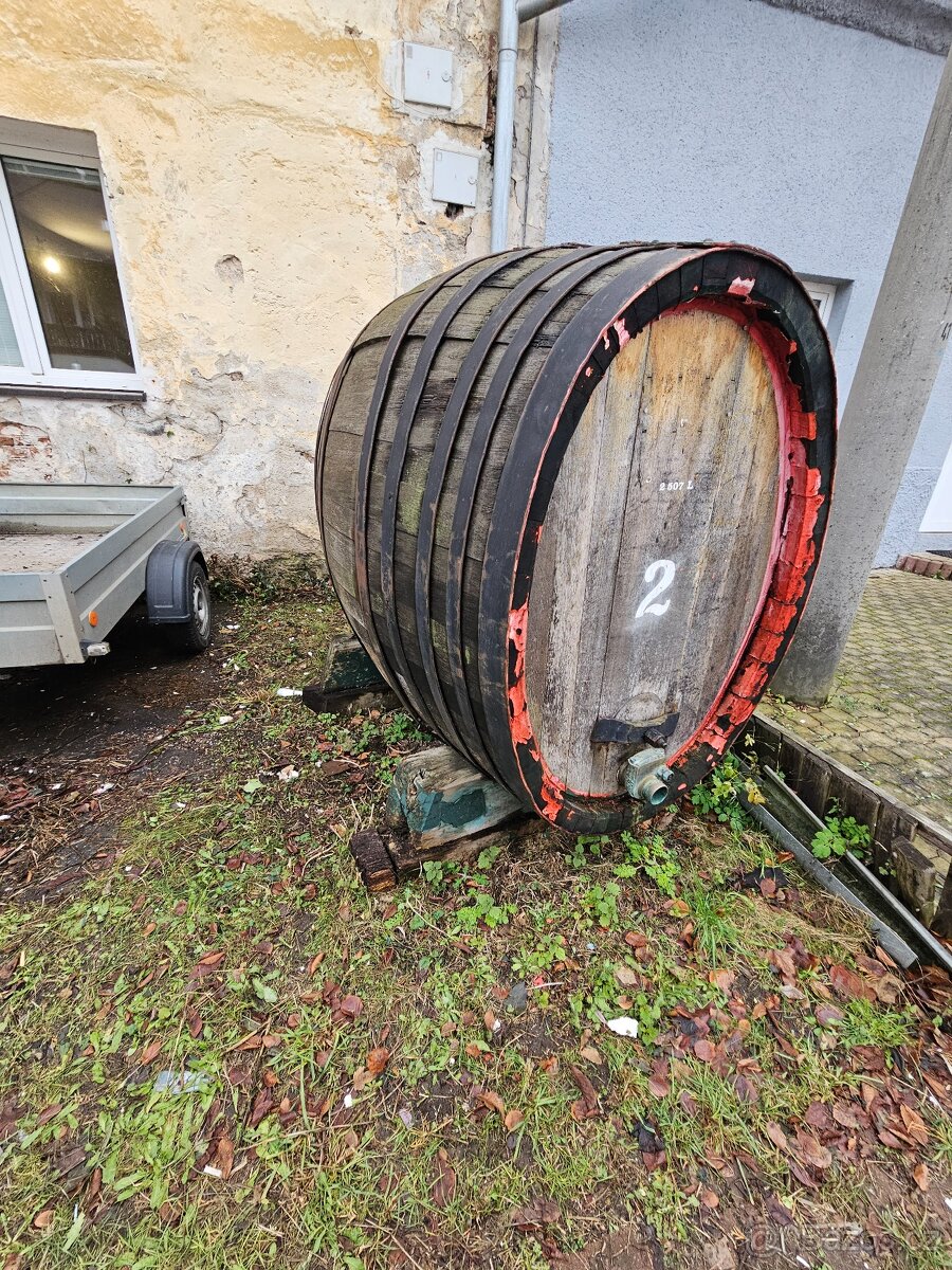 Prodám velký dřevěný sud (2 507 L) - 2