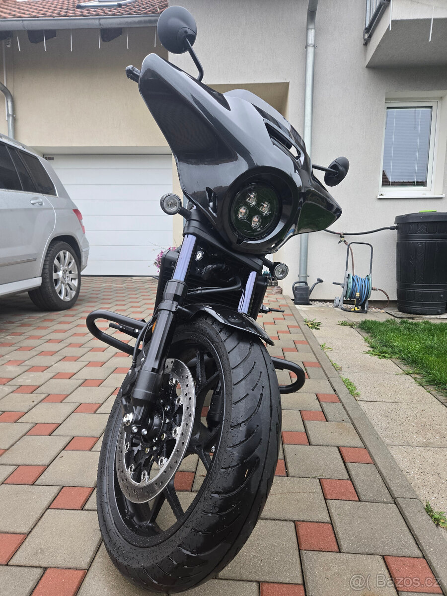 Prodám nově zajetou Hondu Rebel 1100, mraky doplňků - 2