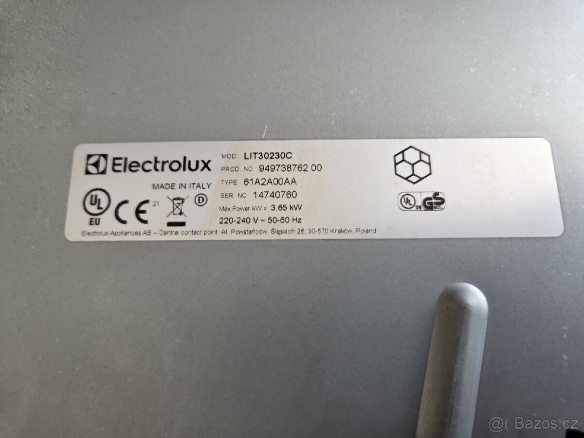 Indukční deska Electrolux LIT30230C funkční, prasklé sklo
- 2