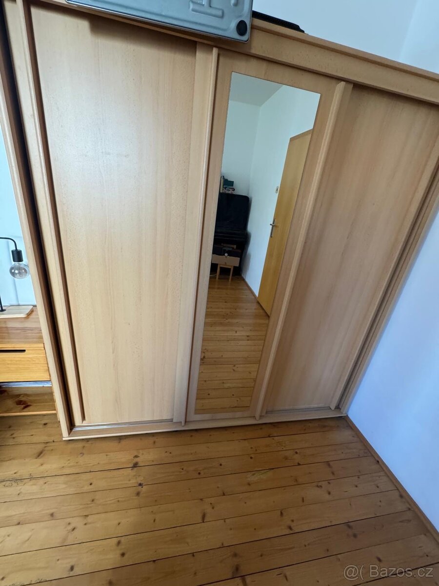 Skříň-dřevotříska, imitace dubu - 2