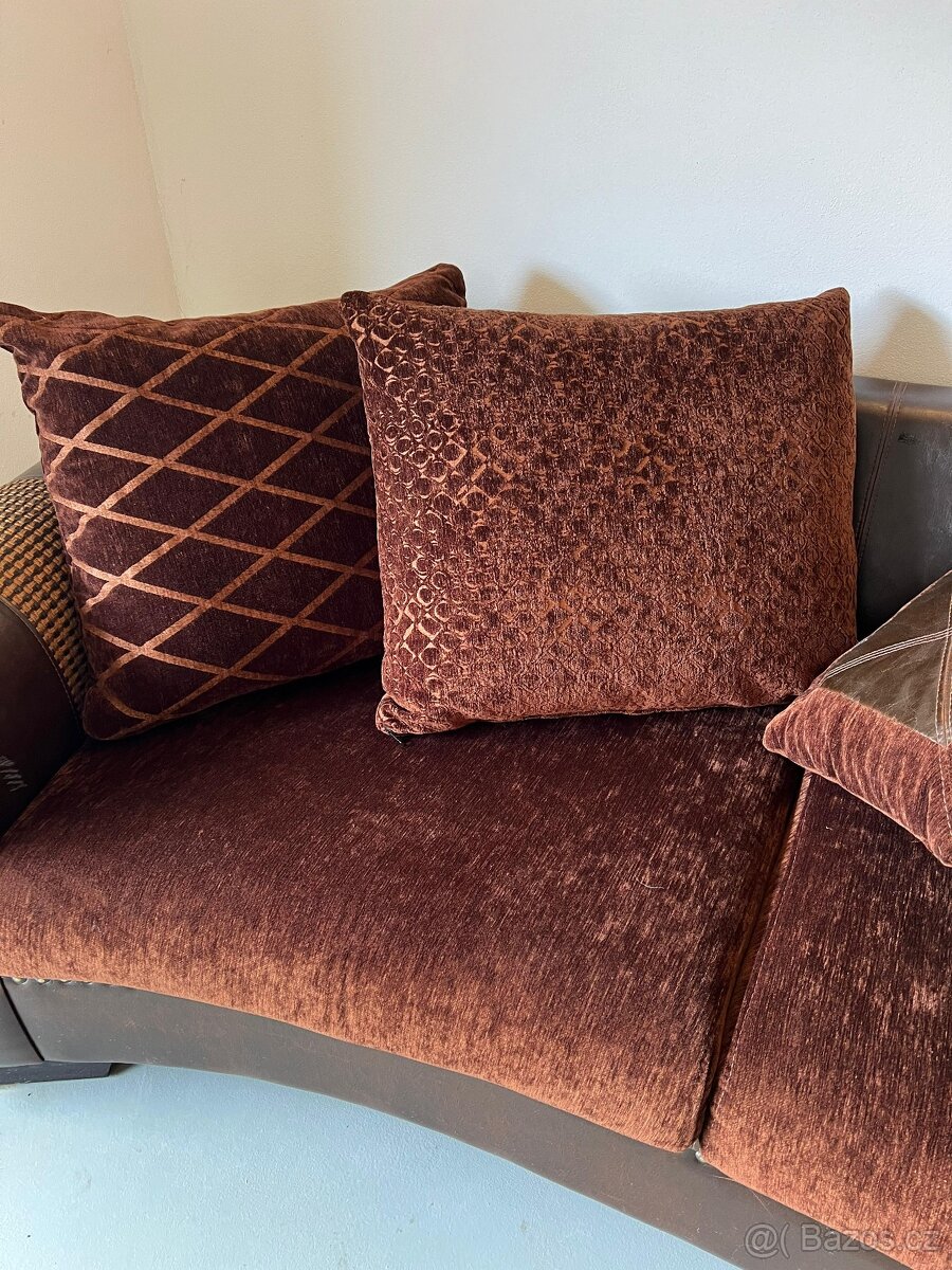 Pohodlný hnědý gauč v retro stylu, koženka-látka - 2