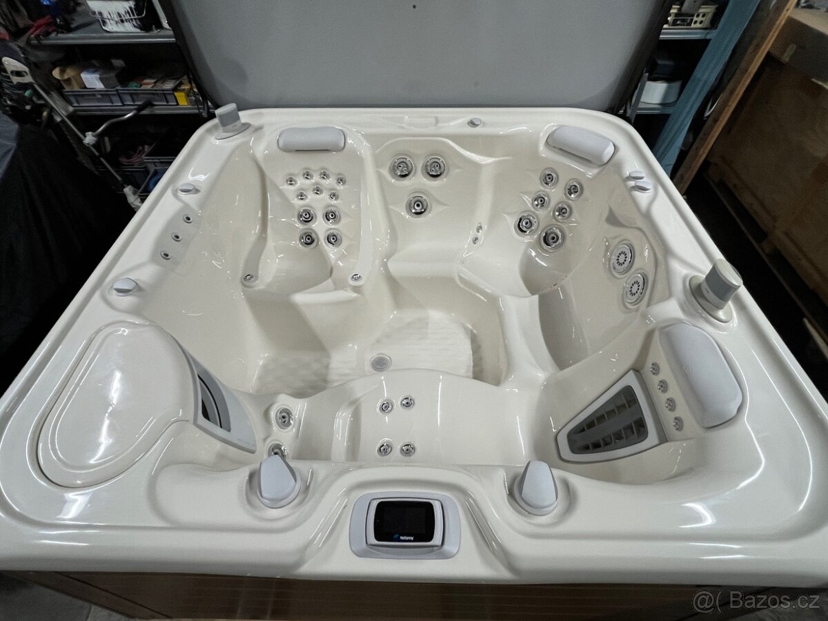 Vířivá vana Envoy HotSpring - 2