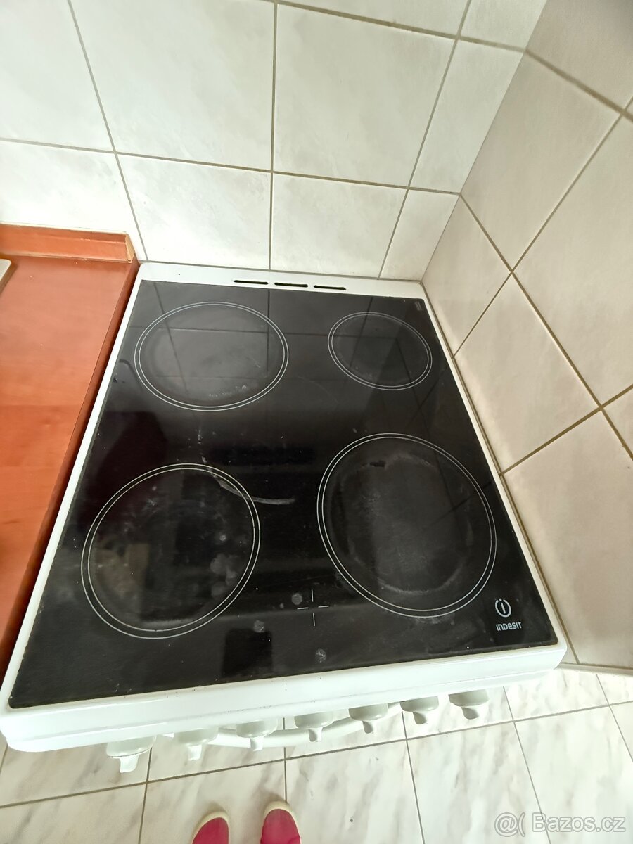 Indesit Sporák sklokeramická deska a trouba v jednom - 2