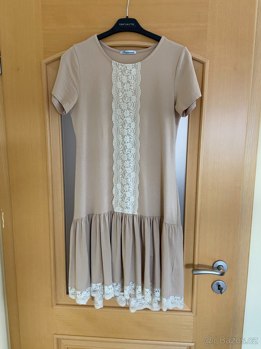 Krásné béžové italské šaty s krajkou - vel. M - 2