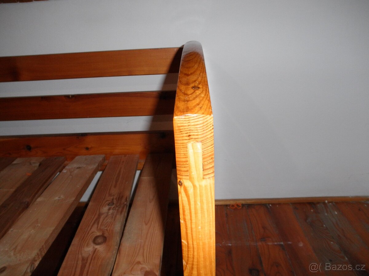 Postel z modřínu. - 2