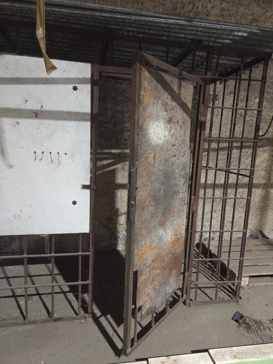 Kovová klec ke zdi - 2