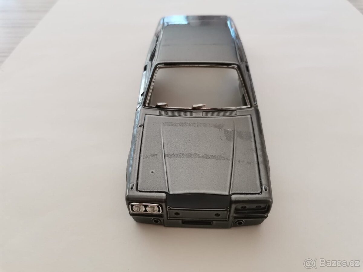 Daruji kovový model auta-neúplné - 2