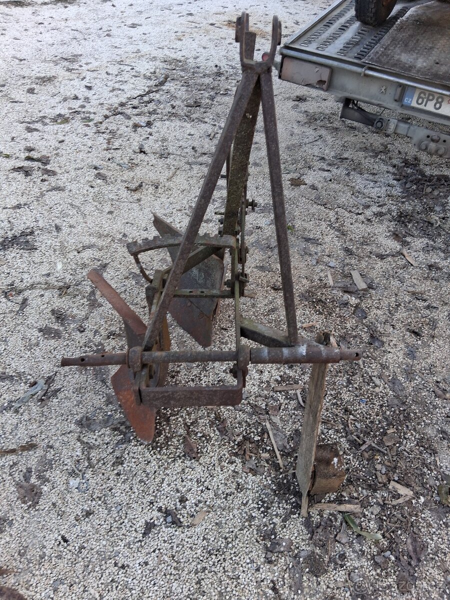 Dvouradliční pluh za trakturek - 2